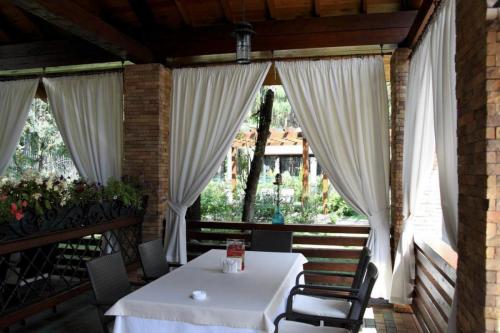 Загородный ресторанный комплекс Трактир Берендей. Летний дворик